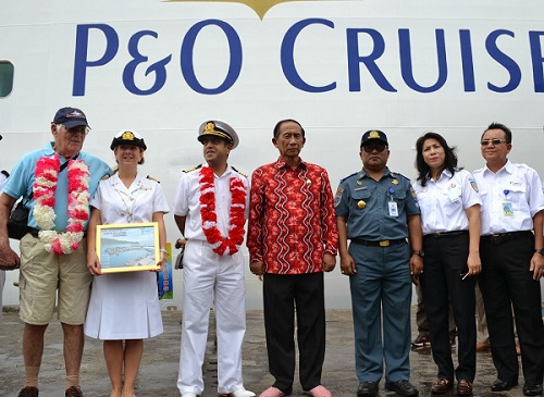Kapal Pesiar MS Arcadia Sambangi Bitung